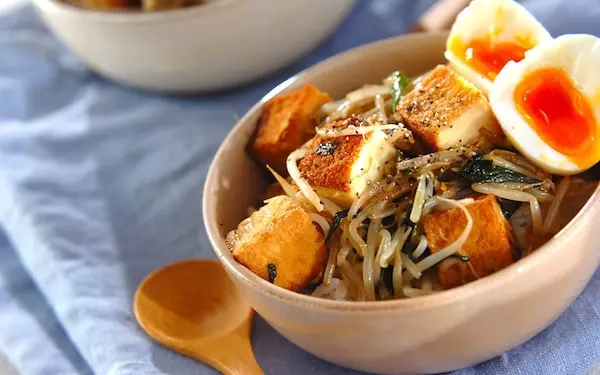 お肉なしでも大満足、モヤシと厚揚げのオイスターソース丼