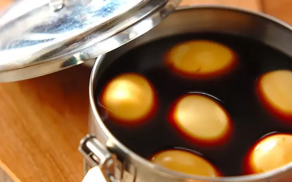 おつまみとしても美味しい、長持ち保存の半熟煮卵