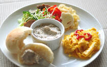 あまり頻繁に買うことのないオイルサーディンですが、ワインのお供に買ったときはクリームチーズと混ぜてディップにして楽しみます。オイルサーディンとクリームチーズを1:1で混ぜ合わせるだけでディップが完成するので簡単です。