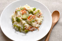 今が旬のそら豆と冷ごはんでできる、簡単リゾット。そら豆のふくよかな香りを活かすためにも、買ってきたらすぐにゆでるのがポイントです。桜えびをちりめんじゃこに変えれば、また違った味わいを楽しめます。