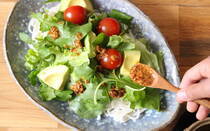 つるつるとしたのどごしが食欲をそそる「サラダうどん」をご紹介します。暑さで食欲のない日も、サラダ感覚でガッツリと食べられ、家族も喜ぶ一品完結メニューです。冷たいうどんによく合う、簡単ゴマだれもご紹介します。普段の野菜不足解消に、冷蔵庫の野菜室の一掃に、ぜひいろいろな野菜を入れて楽しんでみてください。残り野菜がごちそうに変身しますよ！