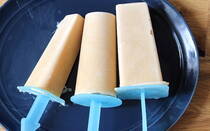 お豆腐に甘みやコクのある材料を混ぜて凍らせるだけで簡単に作れる「メープル風味のお豆腐アイス」をご紹介します。乳製品や卵を使わず、お豆腐でまろやかさを出すアイスクリームです。食感は、アイスクリームとシャーベットの中間のような感じ。暑い日にはさっぱりアイスが特においしく感じますよ。ピーナッツペーストを加えるとさらにコクが出て満足感のある仕上がりに！あずきアイスやフルーツシャーベットにもアレンジ可能です。