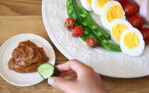 子どもが集まる夏休みのランチにオススメの「ごちそうコブサラダ」をご紹介します。手軽に具材を大きめにカットしたコブサラダは、夏休みのお昼時にも手軽に作れます。たくさんの食材を使っているので、栄養のバランスも良く、これ一品でおなかいっぱいになります。。生野菜や、ゆで野菜、ゆで卵など、あまり手間をかけずに作れるから、忙しいお母さんにもすぐに作れますよ。ピーナッツペーストディップもコクがあり、どんどん手が伸びます。