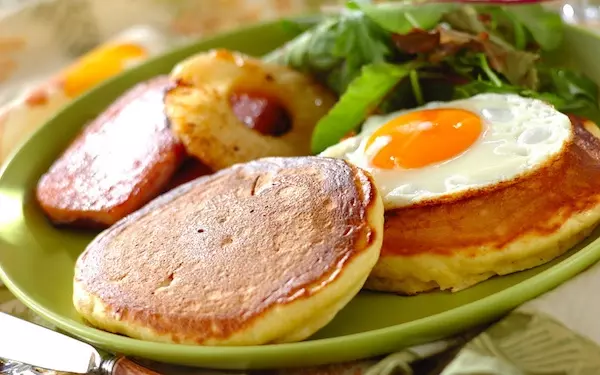 南国にプチ旅行している気分に！ トロピカルなパンケーキプレート