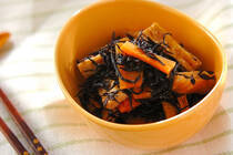 定番の副菜、ひじきの煮物。お鍋やフライパンでコトコト汁気が無くなるぐらいまで煮るのって、案外時間がかかりますよね。今回は、そんなヒジキの煮物をレンジで簡単に作るレシピをご紹介します。