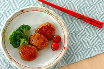 ブロッコリーといえば、茹でたり、焼いたり、蒸したり、煮たりと幅広い食べ方ができる食材の一つ。食卓に登場する回数も多い野菜と思いますが、茎もちゃんと調理していますか？　今回ご紹介するレシピは、ブロッコリーの茎まで無駄なく使ったつくねです。