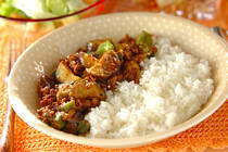 子どもから大人まで、みんな大好きなカレーライス。具材を切って煮込むだけなので、簡単に作れるのも魅力です。だけどカレーの具材や味つけって、毎回同じになってしまいがちじゃないですか？　そこで今回は、オクラを使ったカレーライスをご紹介します。