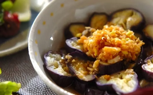 レンジで簡単にできる、冷やしても美味しいナスの香味ダレ