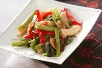 シャキシャキ食感がクセになる！ 彩り豊かな「空芯菜の炒め物」