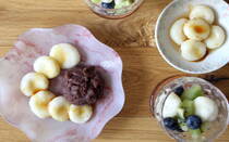 暑い日のおやつにオススメ、つるりとした食感の「もちもち豆腐白玉だんご」をご紹介します。白玉粉とお水で手作りするお団子はすぐに固くなってしまいますが、豆腐を入れることでいつまでもやわらかく、モッチモチ。おやつで手軽にお米とお豆の栄養が取れるのはうれしいですね。やわらかい食感なので小さなお子さんにも食べやすく、大人も満足の手作りおやつです。あんこを添えたり、フルーツポンチにしたり、アレンジも自在。