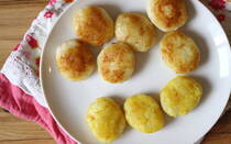 甘辛味＆モチモチ食感が子どもに人気の「みたらしじゃがいももち」をご紹介します。じゃがいもを蒸し煮してマッシュし、かたくり粉をまぶして丸めてフライパンで焼く「みたらしじゃがいももち」。じゃがいもを丸ごと蒸してからマッシュするのが一般的ですが、細かく刻んでから蒸し煮することで、調理時間が短くて済みます。本みりんとおしょうゆで甘辛のみたらしダレをからめます。カレー風味にしたり、のりを巻いて磯の香りを楽しんだり、アレンジも自在です。