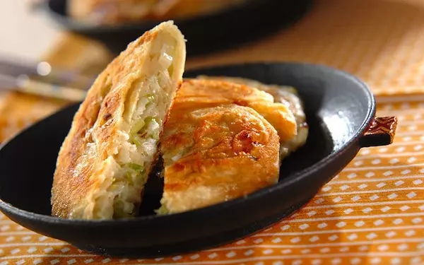 はサクサクで中はモチモチ、一度食べ始めたら止まらないネギパイ