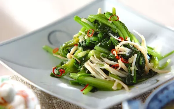 ニンニクの香りが食欲をそそる、みんな大好き青菜の炒め物