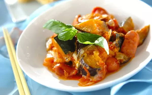 まろやかな味わい、トロトロ卵入り夏野菜のトマト煮