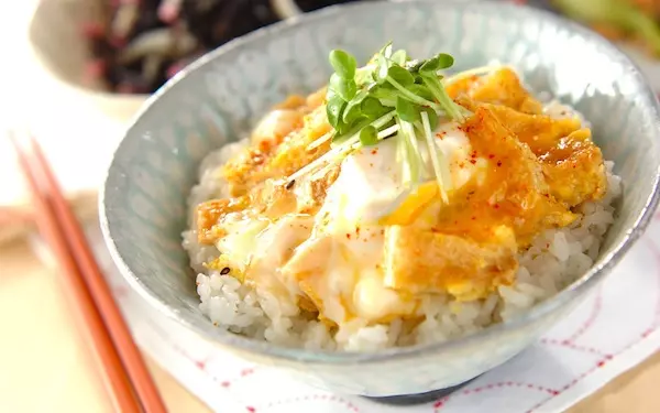 お肉がなくてもボリューミーで大満足、お揚げの卵とじ丼