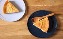 罪悪感なく、小さいお子さんにも安心して食べさせてあげられる「おからと甘酒のもっちりケーキ 」。お砂糖は使わずに米麹の甘酒のやさしい甘さで作ります。もっちりしていてヘルシーなシンプルケーキです。