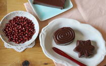 洋菓子のような和菓子スイーツ「チョコようかん」の作り方をご紹介。ココアとメープルシロップのコクで、お豆嫌いのお子さんにも食べやすいようかん。香り高くなめらかなチョコレート風味だから、大人も子どももどんどん手が伸びますよ。