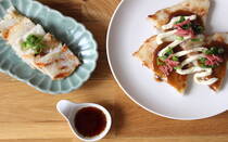 独特の食感が子どもにウケる「もちもち大根もち」のレシピをご紹介！ 大根が使いきれない時に大量消費できるお助けメニューにも。ソースやマヨネーズ、青のり、紅しょうがを添えれば、お好み焼きよりも、もっともちもちで満足感あるおやつになりますよ。