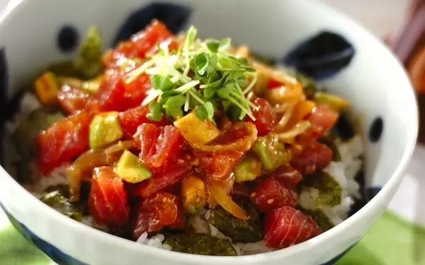 少し和風にアレンジ！　 ハワイの名物料理、アヒポキ丼