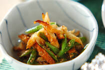 今がシーズンのインゲン。インゲンのゴマ和えは定番中の定番ですが、今回はそこにちくわを加えたレシピをご紹介します。