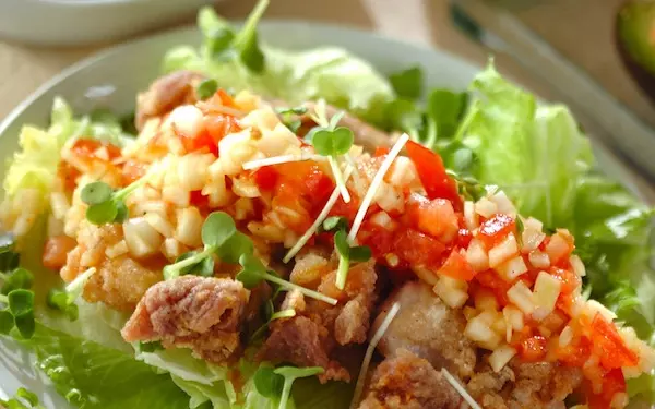 さっぱりとしたソースでいただく、ボリュームから揚げのサラダ風