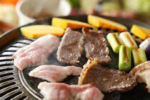 暑い夏こそスタミナ満点の焼肉の出番！ 家で焼いたり、バーベキューをしたりと、焼肉シーンも様々ですよね。<br />お肉の味付けとして、自家製のおいしいタレが冷蔵庫にストックされていれば、いつでも気軽に焼肉を楽しむことができます。今回は、本格的な焼肉と手作り万能ダレの作り方をご紹介します。