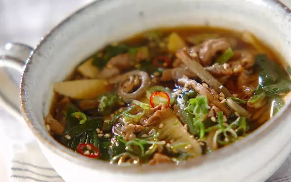 夏に飲みたい、簡単に作れる牛肉のピリ辛スープ