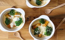 今日は子どもが無理なく野菜をたっぷり食べられ、身近な食材を使った「野菜たっぷり豆乳グラタン」をご紹介します。今回ご紹介するグラタンは、菜種油と米粉、豆乳をベースにソースを作ります。米粉はグルテンが含まれないのでダマになりにくく、バターの代わりにオイルを使うのでとてもヘルシーです。野菜をクリーミーな食感で包むから、子どもも知らない間に野菜をたっぷり食べてくれますよ。市販のグラタンの素などに頼らなくても、自宅で失敗なくグラタンを一から手作りできます。豆乳のベシャメルソースは、パスタや、リゾット、ドリア、クリームコロッケ、シチュー、クリームスープなど、リメイクは自在です。