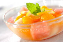 スイカをそのまま食べることに飽きた人におすすめしたいのが、このレシピです。見た目も涼しげで色取りも綺麗なので、来客時のおもてなしにも大活躍する一品です。