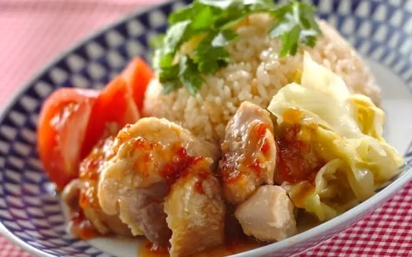 ジューシーなシンガポールの国民食、海南風チキンライス