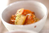 ホクホクのジャガイモとバター、そこに鮭を和えれば相性抜群！<br />子供のお弁当のおかずにも、お父さんのお酒のおつまみにも使える簡単レシピです。<br />ジャガイモをレンジで加熱している間に鮭の下ごしらえをしておけば、あとは混ぜるだけ！<br />ドライパセリのグリーンがサーモンピンクに映えて彩り豊かな一品に仕上がりますよ。