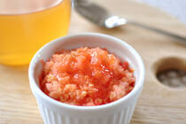 使い勝手がよいトマト。お料理だけではなく、デザートにも使ってみませんか？まだまだ残暑が厳しいこの時期にぴったりなのが、トマトシャーベット。まずはトマトを冷凍します。そしてこれをすりおろして、ハチミツをかければ、甘酸っぱいシャーベットのできあがりです！