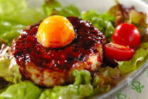 こんな使い方があったなんて！と新たな活用方法に開眼したこのレシピ。卵を殻のまま、丸ごと冷凍しちゃうのです。冷凍時間とつくねのタネを冷やす時間等を除けば調理時間はわずか20分程度で完成です。