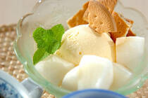 シャクっとした歯ごたえとジューシーでみずみずしい口当たりの梨。梨の魅力を引き出す、新しい食べ方を試してみませんか。作り方は、カットした梨に市販のビスケットとバニラアイスを加えるだけで完成です。さっぱりとした梨に濃厚なアイス、サクッとしたビスケットの相性は抜群です。子どもに大人気のパフェがご自宅で気軽に作れるので、ぜひ試してみてください。