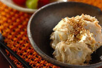 蒸かした里芋の約半分をすりつぶして調味料を混ぜ込んだものを、残りの里芋に和える「とも」和え。同じ素材なのに手間のかけ方を変えるだけでこんなにも口当たりが変わるのかと驚く一品です。里芋をまとった里芋の新しい食べ方をぜひお試しください。