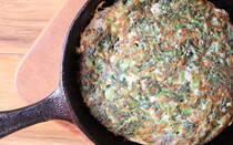 たっぷりの青菜が食べやすく、一品完結でボリュームおかずとして楽しめる「青菜たっぷりオープンオムレツ」をご紹介します。卵料理を作る時に覚えておきたい、10のコツをお伝えします。ふんわりと仕上がる、青菜入りのオープンオムレツ。たこ焼き器でさらに小さく仕上げると、外はカリカリ、中はふんわりの食感を楽しめますよ。