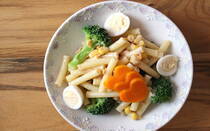 自家製ドレッシングのマカロニサラダをご紹介します。子どもが好きなピーナッツペーストをベースにして、コクのあるソースに仕上げます。サラダにはもちろん、パンに塗ってもよし、またディップとしても楽しめます。今回ご紹介するマカロニサラダは具だくさん。ブロッコリー、にんじん、とうもろこし、ツナ、うずらの卵を入れてみました。これ一品でバランス良く食べられるうえに、ほとんど包丁を使わずに作れるから、忙しいお母さんにもオススメです。