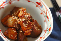 ヘルシーで歯ごたえがいいコンニャク。比較的安価で手に入りお財布にも優しい食材ですよね。<br />今回は、そんなコンニャクを使ったみそ煮をご紹介します。<br /><br />炒めたコンニャクと鶏もも肉を赤みそで味付けした甘辛いおかずは、ご飯やお酒と相性抜群です。<br />パパッと15分ほどで作れて、「あともう一品欲しいなー」というときにも最適ですよ。<br />汁気が少ないので、多めに作れば、翌日のお弁当のおかずとしても大活躍してくれそうですね。