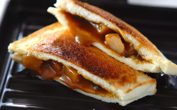 レトルトのカレーでOK！　簡単焼きカレーパン