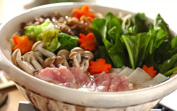 野菜たっぷりで飽きない！　家族みんなで囲みたい常夜鍋