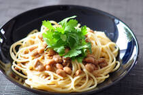 きのこが旬の秋、カリウム、食物繊維、鉄、ビタミンDや葉酸といった成長に必要な成分がバランスよく含まれている「えのき」を使い、ストック食材としても万能な「自家製なめたけ」をご紹介します。