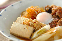 段々と過ごしやすい季節になってきまて、何を食べてもおいしく感じられますよね。今回はそんな時季にぴったりのボリューミーな肉豆腐レシピをご紹介します。