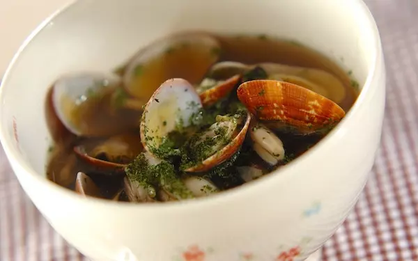 旨味たっぷりで後を引く美味しさ、アサリとキノコのガーリックスープ