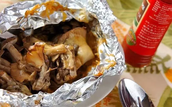 バーベキューにも最適、アツアツなキノコのホイルチーズ焼き