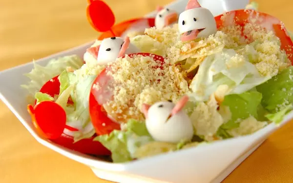 ウズラの卵でお化けを作る、可愛らしいハロウィンサラダ
