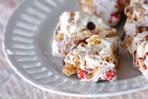 いろんなアレンジがあるマシュマロですが、今回はシリアルと合わせたレシピをご紹介しましょう。もっちりとした食感と可愛い見た目についつい手が伸びてしまいそうです。子どものおやつにも、ブラックコーヒーで大人のおやつとしても◎。ぜひお試しください。