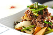 この1皿とご飯さえあれば、食べ盛りの子どもがいてもまず大丈夫！ そんなレシピは1つでも多くストックしておきたいものですよね。ここでご紹介するレシピもぜひそのリストに入れていただきたい一品です。<br />牛肉、にんにくの芽、ニラ…。材料を目にするだけで「スタミナ」という言葉が浮かんできませんか？<br />ポイントは予め牛肉に下味をつけてから炒めるということ。このひと手間が仕上がりの味をぐっと良くするのです。