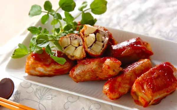 ホクホク食感がたまらない、サツマイモロールのケチャップ炒め