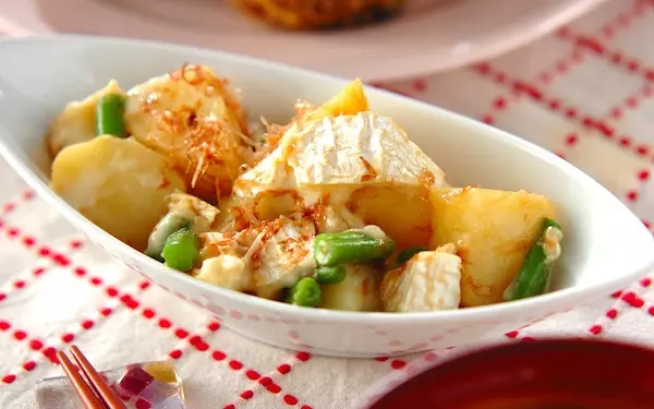 かつお節のアクセントが病みつきに！　ジャガイモのチーズ和え