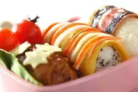 お肉や卵焼きで包んじゃおう！「スタミナおにぎり」
